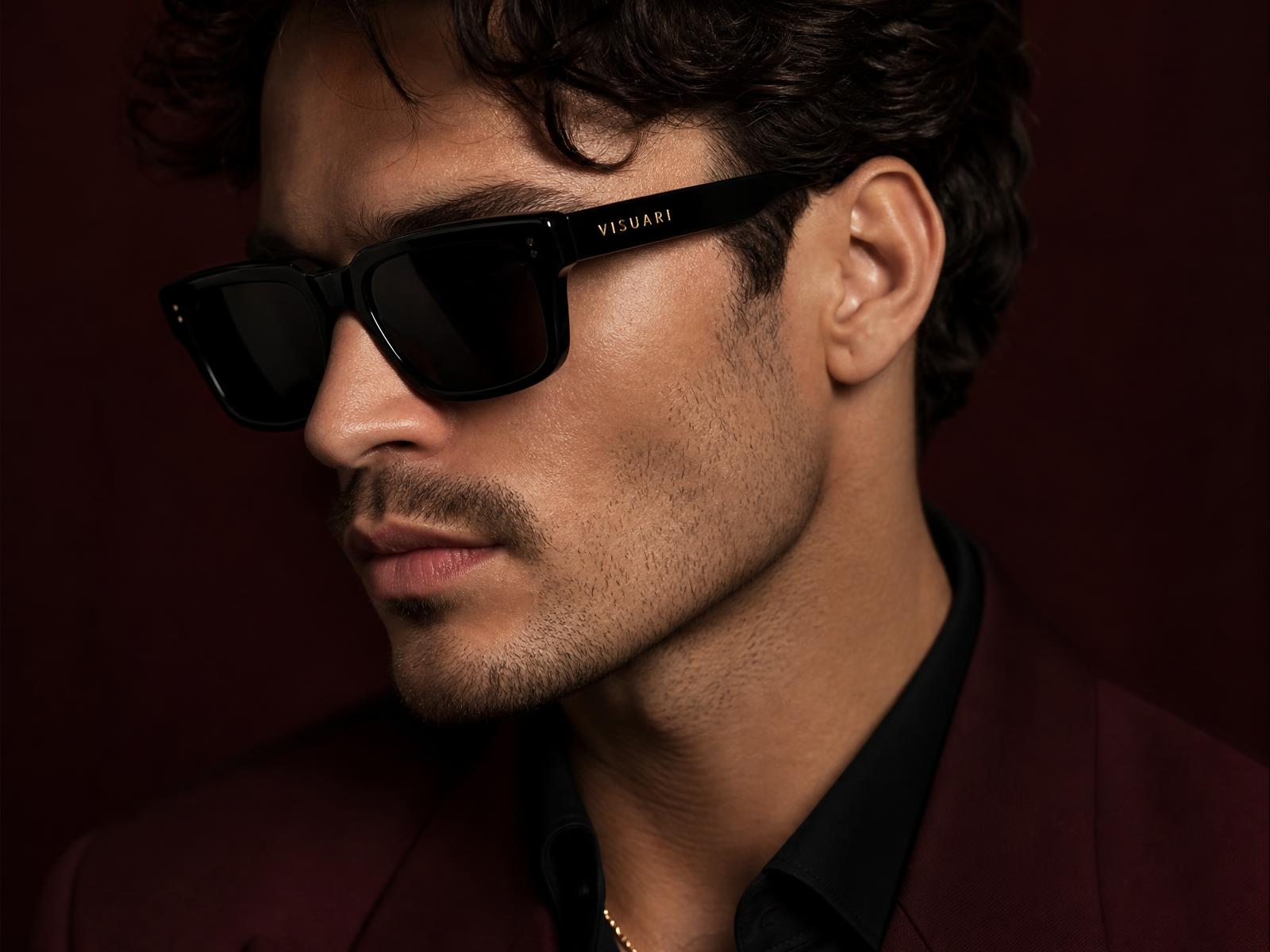 Modelo masculino usando óculos VISUARI